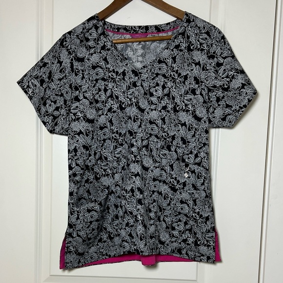 Vera Bradley Tops - Vera Bradley Scrubs Short Sleeve Top Black White Floral Medium